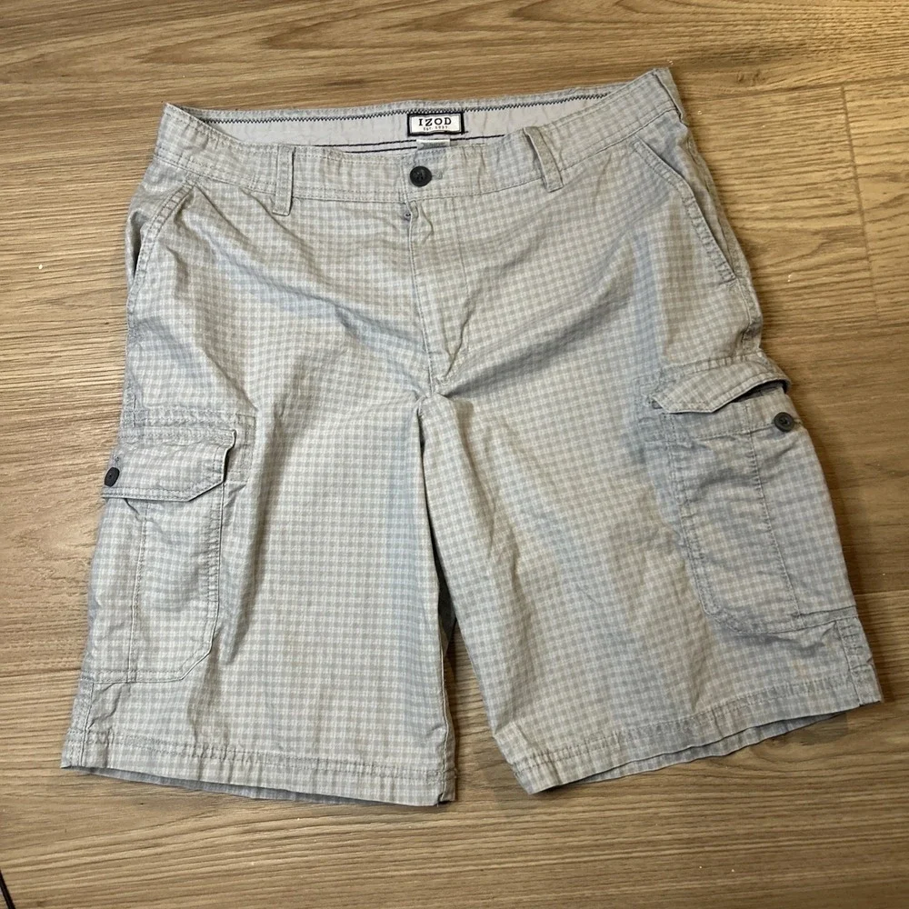 Izod  Men's White And Gray Cargo Shorts Size 34 Made In Bangladesh